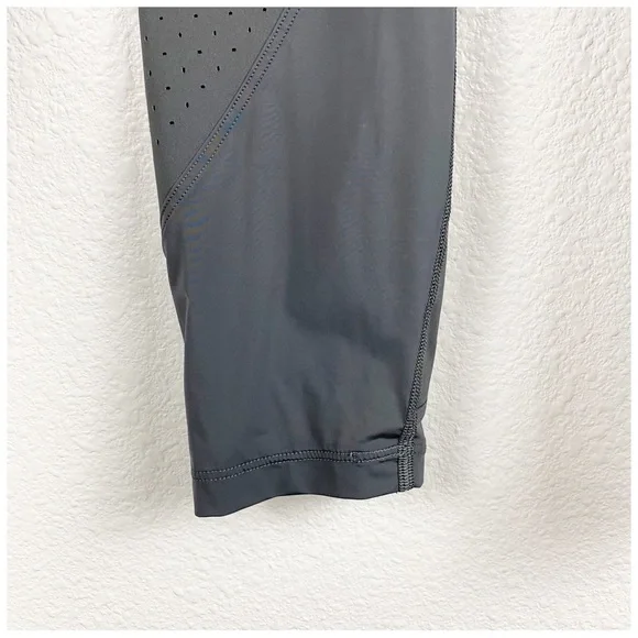 Lululemon Uncovered‎ Strength High-Rise Crop 23" in Graphite Grey Size 4 - Picture 8 of 13